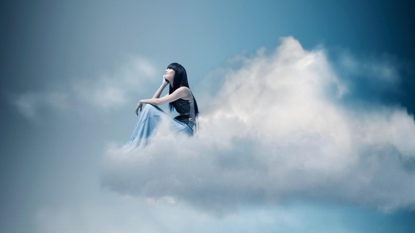 Angel readings and angel communication session showing a woman surrounded by divine light, symbolizing connection with guardian angels, angel guidance, and spiritual healing.