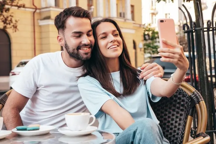 Free dating advice for men and women enjoying a coffee date together